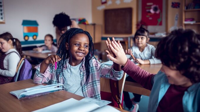 enfants-amis-ecole.jpg